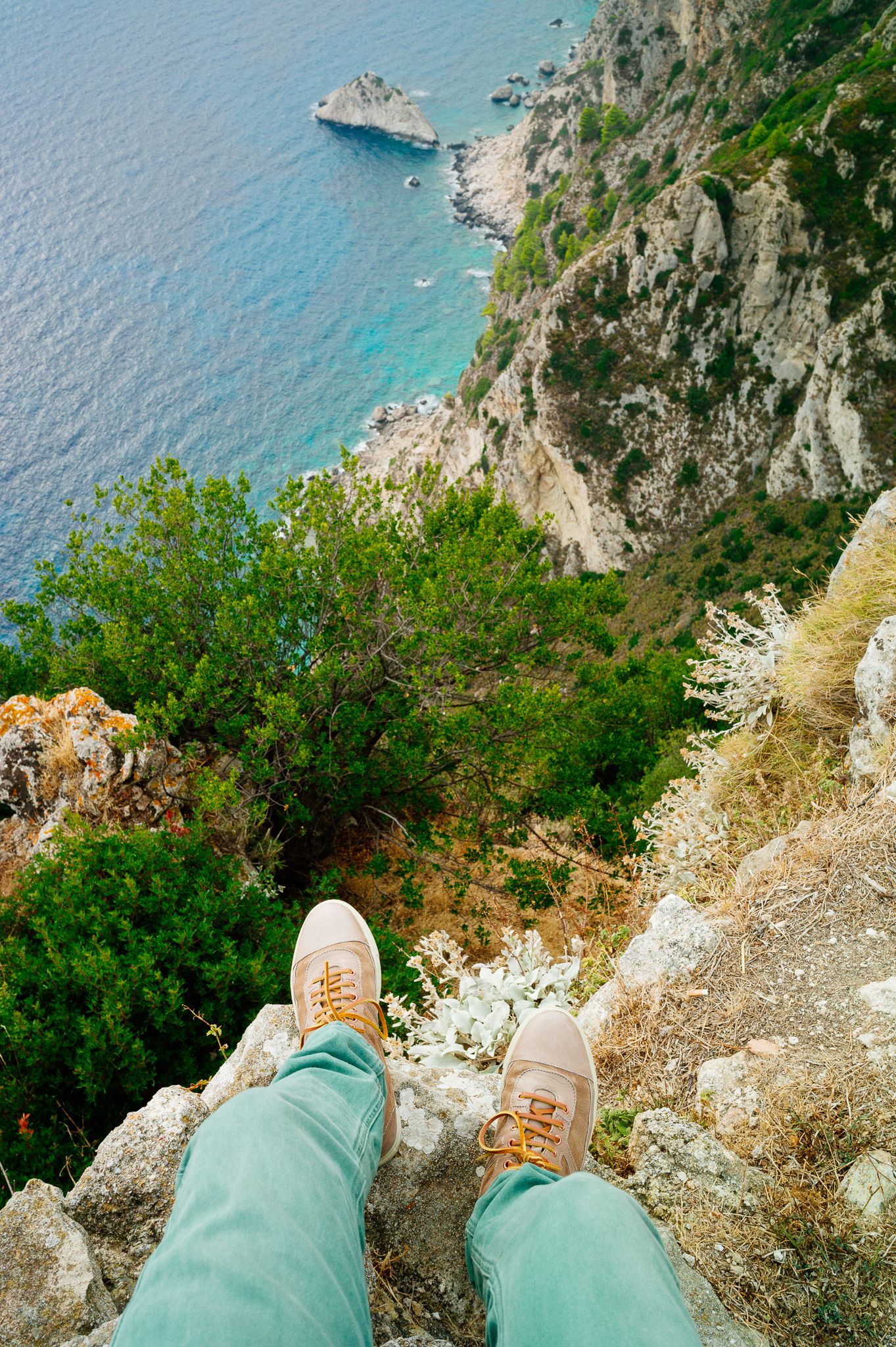 greece_corfu_28mm_elmarit_asph_on_edge_cliff